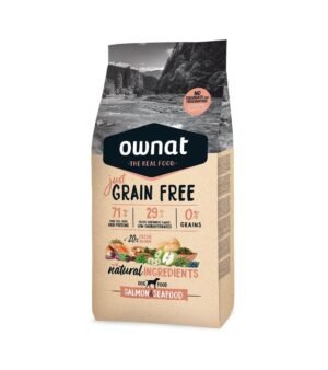 Saco de ração para cão Ownat Grain Free Just Salmão e Marisco, com design moderno e elegante, destacando a imagem de ingredientes naturais. O saco é predominantemente em tons de salmão, com informações claras sobre a composição sem cereais e com alto teor de proteínas e baixo em hidratos de carbono. A embalagem transmite a qualidade premium do produto, com ênfase nos ingredientes naturais e na nutrição equilibrada.